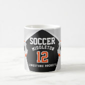オレンジ、黒、白 ⚽ サッカー コーヒーマグカップ (中央)