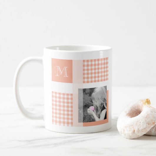 オレンジGingham Monogramを追加モダンする コーヒーマグカップ (ドーナツ)