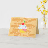 オレン淡い色のジハッピーバースデーとカップケーキ カード (黄色い花)