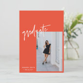オレン鮮やかジピンクトレンディー台本の写真卒業 案内状 (スタンド正面)