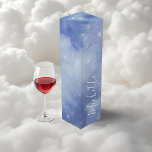 オンクラウドワインブライダルシャワー星空 ワインギフトボックス<br><div class="desc">On Cloud Wineブライダルシャワーを、この天上風のビーフボックスで本当に魔法のように作りなさい。深いの青い色合いで幻想的な星空を楽しめるエレガントこの箱は、ワインをテーマとしたお菓子、ミニボトル、または小さな贈り物を包装するのに最適だ。花嫁の名パーソナライズされた前は繊細な台詞で、ヴィンヤード、天空、雲のお祝いに贅沢なtouchを付け加えインスパイアる。この特別な日を思い出す美しい記念品！</div>