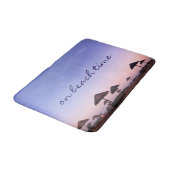 オンビーチタイムパープルカリフォルニアサンセットフォト バスマット (アングル)