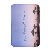 オンビーチタイムパープルカリフォルニアサンセットフォト バスマット (正面縦)