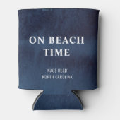 オンビーチ時間水色ネイビータイポグラフィ 缶クーラー (正面)