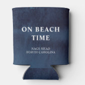 オンビーチ時間水色ネイビータイポグラフィ 缶クーラー (裏面)