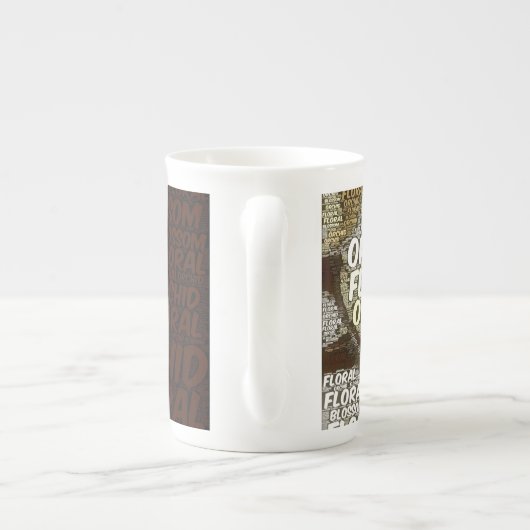 オーキッドフローラの花バーガンディのワードクラウド ボーンチャイナマグカップ (裏面)