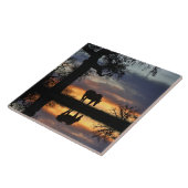 オークかわいらしの木と水を持つ馬と夕日 タイル (側面)