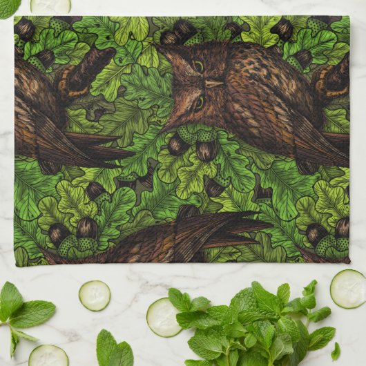 オークの木に生えた緑と茶色のフクロウ キッチンタオル (折り畳み)