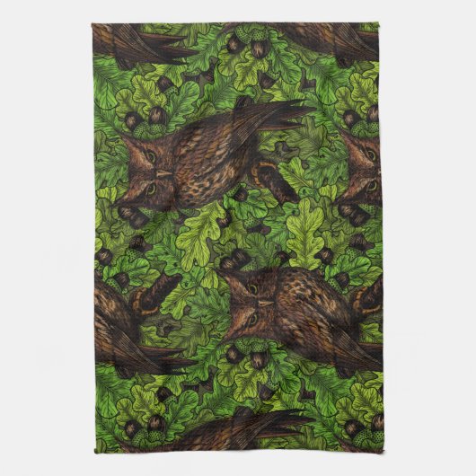 オークの木に生えた緑と茶色のフクロウ キッチンタオル (縦)