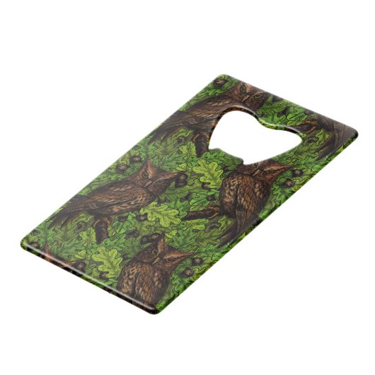 オークの木に生えた緑と茶色のフクロウ クレジットカード栓抜き (正面アングル)