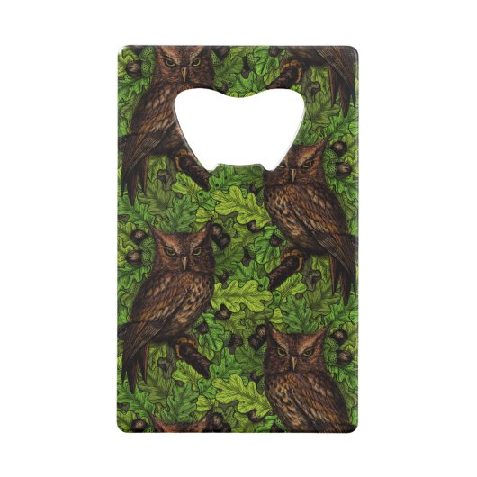 オークの木に生えた緑と茶色のフクロウ クレジットカード栓抜き (裏面)