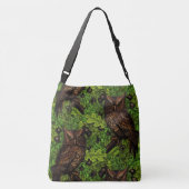 オークの木に生えた緑と茶色のフクロウ クロスボディバッグ (裏面)