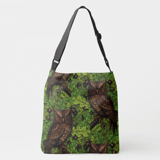 オークの木に生えた緑と茶色のフクロウ クロスボディバッグ (裏面)