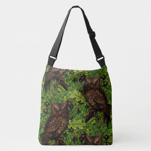 オークの木に生えた緑と茶色のフクロウ クロスボディバッグ (正面)