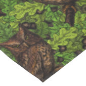 オークの木に生えた緑と茶色のフクロウ テーブルクロス (アングル)