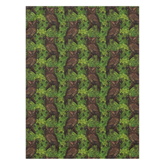 オークの木に生えた緑と茶色のフクロウ テーブルクロス (正面)