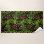 オークの木に生えた緑と茶色のフクロウ ビーチタオル (正面)