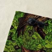 オークの木に生えた緑と茶色のフクロウ ビーチタオル (インサイチュ)