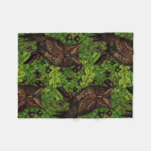 オークの木に生えた緑と茶色のフクロウ フリースブランケット (正面(横))