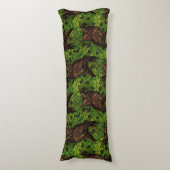 オークの木に生えた緑と茶色のフクロウ ボディピロー (正面縦)