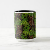 オークの木に生えた緑と茶色のフクロウ マグカップ (中央)