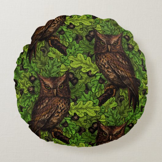 オークの木に生えた緑と茶色のフクロウ ラウンドクッション (正面)