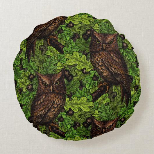 オークの木に生えた緑と茶色のフクロウ ラウンドクッション (裏面)