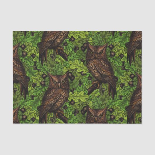 オークの木に生えた緑と茶色のフクロウ 薄葉紙 (正面)