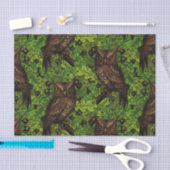 オークの木に生えた緑と茶色のフクロウ 薄葉紙 (クラフト)