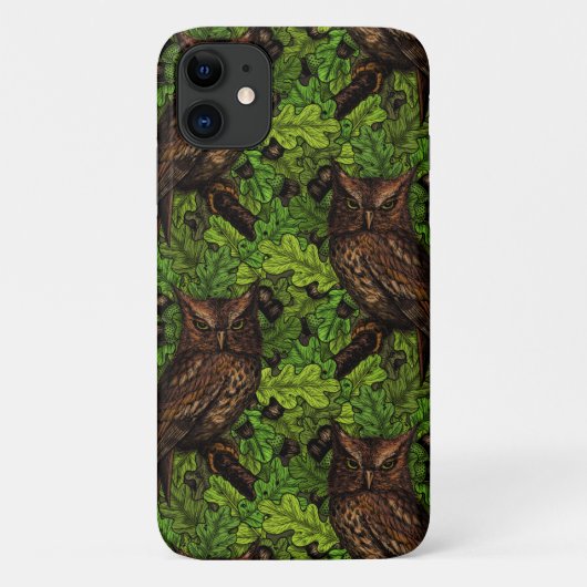オークの木に生えた緑と茶色のフクロウ Case-Mate iPhoneケース (裏面)