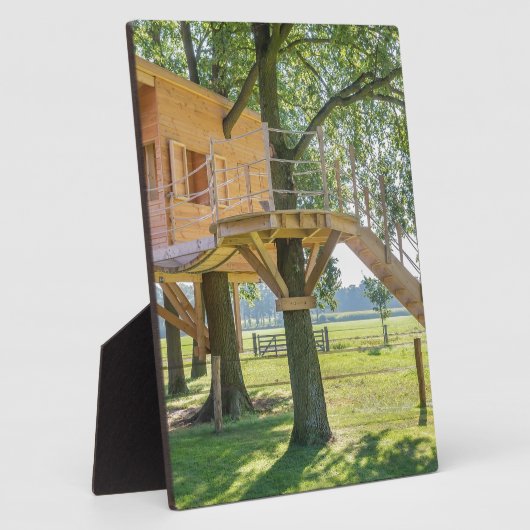 オークの木に草を植えた木造の家 フォトプラーク (側面)