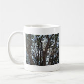 オークの木の青い空とコケ コーヒーマグカップ (左)