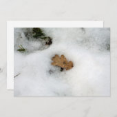 オークの葉が雪のホリデーカードに横たわる シーズンカード (正面/裏面)