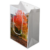 オークブラフスの秋の葉 – Martha's Vineyard ミディアムペーパーバッグ (正面アングル)