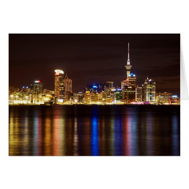 オークランドの夜の街の風景 (正面横)