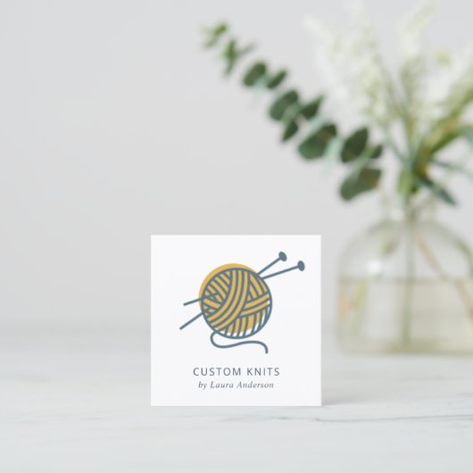 オークレイエローネイビーグレー編み物ウールヤーンボール スクエア名刺 (スタンド正面)