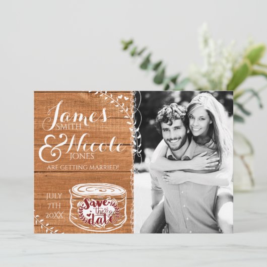 オーク素朴ウッド&ハート切り株の写真デートを保存 招待状 (スタンド正面)