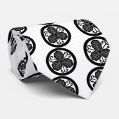 オーク葉のつる植物を丸で囲む ネクタイ (ロール)