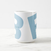 オーサモダンイズのモノグラムイニシャル&名 コーヒーマグカップ (中央)