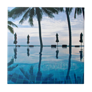 オーシャンサイドのプールの端 タイル