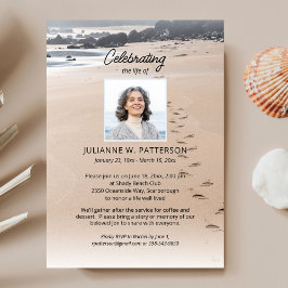 オーシャンビーチの砂の足跡　人生の祝い 招待状