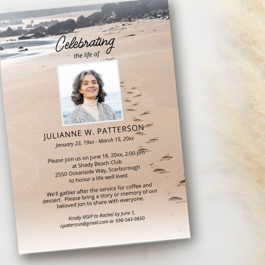 オーシャンビーチの砂の足跡 人生の祝い 招待状