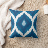 オーシャンブルーのイカットのモダンな民族の幾何学的なプリント クッション (ブランケット)