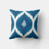 オーシャンブルーのイカットのモダンな民族の幾何学的なプリント クッション (裏面)