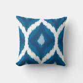 オーシャンブルーのイカットのモダンな民族の幾何学的なプリント クッション (正面)