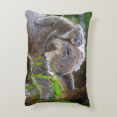 オースジーの遠くにある木の林の登り口を見るコアラ アクセントクッション (裏面(縦))