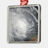 オーストラリアに接近する熱帯低気圧ヤコブ メタルオーナメント (左)
