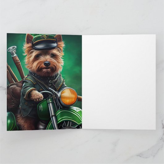オーストラリアのテリア車でバイクを運転する聖パトリックの日 カード (内部)