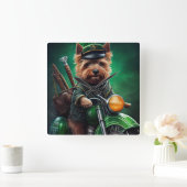 オーストラリアのテリア車でバイクを運転する聖パトリックの日 スクエア壁時計 (ホーム)