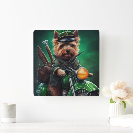 オーストラリアのテリア車でバイクを運転する聖パトリックの日 スクエア壁時計 (ホーム)